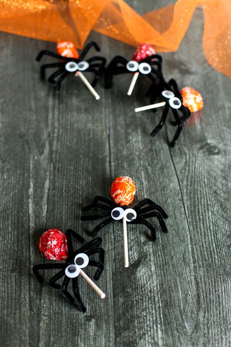 Lollipop Spiders are a quick and easy spider craft will be a favorite preschool Halloween craft in your home or in the classroom. Little hands will easily turn a sucker into a cute spider! Lollipop Spiders, Spider Lollipops, Spider Crafts For Kids, Halloween Crafts For Preschoolers, Lollipop Craft, Spider Craft, Candy Corn Crafts, Bat Craft, Halloween Class Party