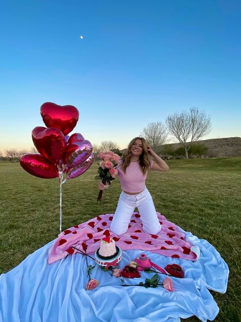 Valentines Photos Aesthetic, Dates For Valentines Day, Valentine Picnic Photoshoot, Galentines Picnic Outfit, Valentine’s Day Pictures Ideas, Valentine’s Day Picnic Photoshoot, Valentines Picnic Outfit, Cute Valentines Picnic Ideas, Outside Valentines Day Photoshoot