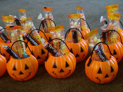 Fall Classroom Snacks For Kids, Whimsical Gift Ideas, Halloween Party Favors For Kids, Last Minute Halloween Party, Halloween Classroom Treats, Halloween Sleepover, Halloween First Birthday, Basket Kids, Halloween School Treats