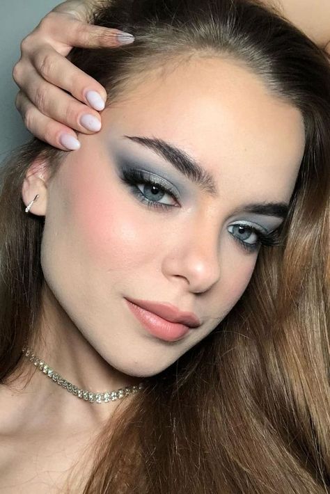 How about some soft summer glam? This makeup look inspo is delivering fiercely. Create a subtle base with some foundation, choose a nude lip and use cooling grey and light blue eyeshadows colours. Blend it all in, add some blush and you’re ready to go! @katjacreates #Makeup #MakeupBrushes #MakeupBrush #SummerLooks #GreenEyeshadow #EyeMakepu #GreyEyeshadow #BLueEyeshadow #SoftGlam #NudeLips Blue Eyeshadow Makeup, Grey Eye Makeup, Glam Eye Makeup, Silver Eye Makeup, Blue Eyeshadow Looks, Soft Eye Makeup, Grey Makeup, Blue Makeup Looks, Grey Eyeshadow