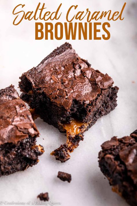 Thick and chewy brownies are filled with chunks of chewy salted caramels. These brownies are irresistible and perfect for your after school treat, midnight snack, or party dessert! Step-by-step photos help you make this easy brownie recipe!! #brownies #caramel #chocolate #caramelbrownies Brownies Decorados, Brownies Caramel, Caramel Brownies Recipe, Salted Caramels, Salted Caramel Brownies, Chewy Brownies, Caramel Brownies, Dessert Party, Homemade Brownies