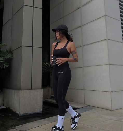 Long Socks On Leggings, Long Sock Leggings Outfit, Nike Sock Outfits Leggings, Gym Socks Outfit, Long Socks Outfits, White Socks Outfit, Gym Shorts Outfit, Dunk Outfit, Sock Leggings