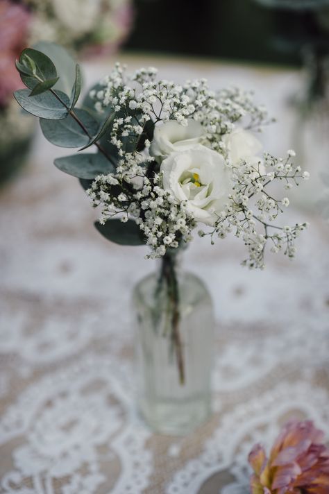 Unique Wedding Centerpieces, Boda Diy, Centerpieces Diy, Simple Centerpieces, Rustic Wedding Centerpieces, Flower Centerpieces Wedding, Wedding Table Decorations, Simple Flowers, Wedding Table Centerpieces