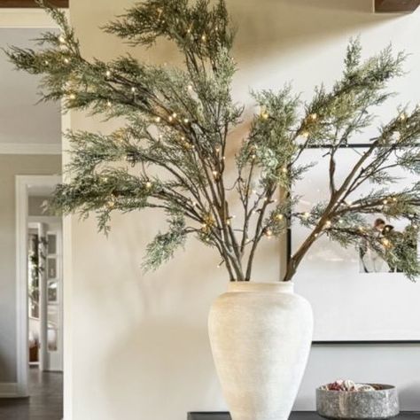 Lauren Hansen on Instagram: "PRE LIT JUNIPER STEMS 🫶🏼 comment LINKS and I’ll send it to your inbox! These oversized pre lit berry juniper branches are the perfect addition to our great room. Use in a vase on a sideboard/console OR in a floor planter - they’re sturdy, tall, and can be set to a timer!" Vase With Christmas Greenery, Large Vase Christmas Decoration, Tall Glass Vase Christmas Decor, Christmas Floor Vase Ideas, Christmas Branches In Vase, Large Vase Decorating Ideas, Christmas Stems Vase, White Branches Decor, Tall Christmas Centerpieces