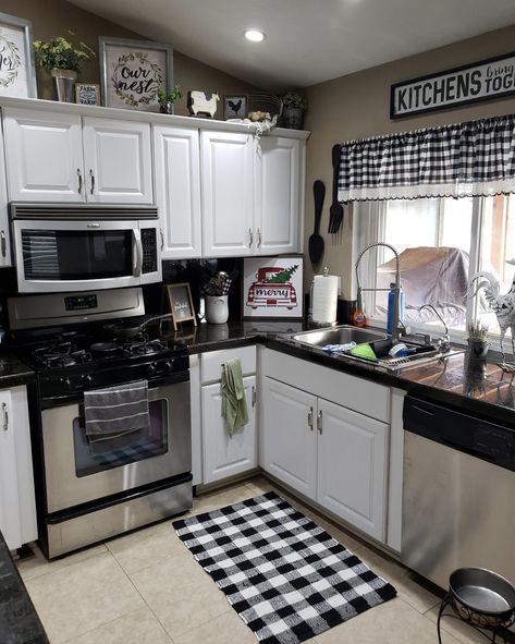 Black And White Checked Kitchen Ideas, Buffalo Plaid Kitchen Ideas, Black Buffalo Plaid Kitchen, Black And White Plaid Kitchen, Buffalo Check Kitchen, Buffalo Plaid Kitchen, Primitive Kitchen Cabinets, Kitchen Color Scheme, Kitchen Decor Hacks