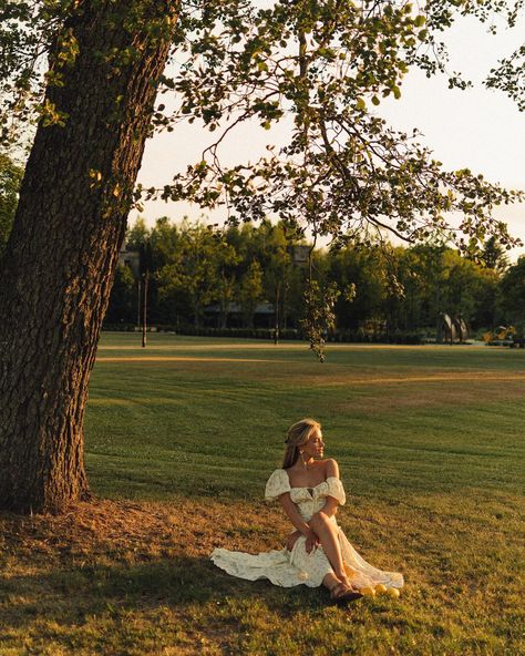 Wild Field Photoshoot, Victorian Inspired Photo Shoot, Photoshoot In A Garden, Sunset Photoshoot Ideas Fields, Garden Photoshoot Aesthetic, Photoshoot In Garden, Field Picture Ideas, Summer Field Photoshoot, Field Photoshoot Aesthetic