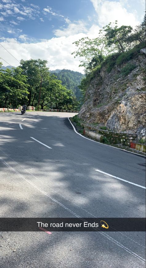 roads snap ideas ❤️🛣️ Mount Abu Photography Poses, Mount Abu Snap, Road Trip Aesthetic Couple, Road Pics Aesthetic, Mussoorie Snap, Dehradun Snap, Road Snapchat, Road Trip Snap, Gurgaon Snap