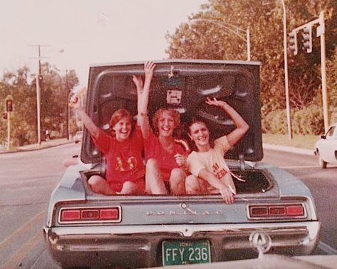 Vintage Sorority Pictures, Chi Omega Aesthetic, Chi Omega Recruitment, Sorority Aesthetic, Vintage Sorority, Vintage Sisters, Sorority Pictures, Vintage Road Trip, Chi Omega Sorority