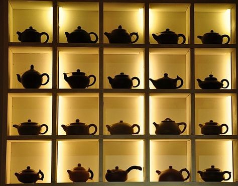 Lijiang Tea Pot Display Tea Display Ideas, Tea Store Design, Lijiang China, Alter Do Chao, Tea Display, Tea Lounge, Zen Room, Lijiang, Tea Cafe