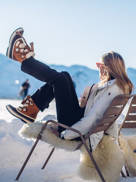 Cute Apres Ski Outfits, After Skiing Outfit, Apres Ski Boots Women, European Ski Outfit, Ski Looks Women, Alpine Outfit, Apres Ski Outfits For Women, Ski Style Women, After Ski Outfit