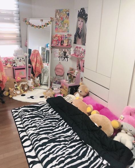 Japanese One Room Apartment, Gyaru Room Aesthetic, Gyaru Apartment, Cute Japanese Room Aesthetic, Gyaru Bedroom Aesthetic, 2013 Room Aesthetic, Gyaru Room Decor, Gyaru Room Ideas, Gyaru Cartman