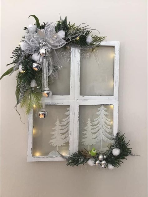 Old Window Xmas Decor, Decorated Window Panes, Faux Window Christmas Decor, Old Window Decoration, Window Xmas Decorations Decorating Ideas, Old Window Craft Ideas, Old Farmhouse Windows Ideas, Window Pane Ideas Wall Decor Christmas, Christmas Window Frame Ideas