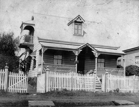 Queenslander Architecture, Edwardian Homes, Queensland Homes, Spanish Style Kitchen, Historical House, Queenslander House, Australia House, Figure Design, Australia History