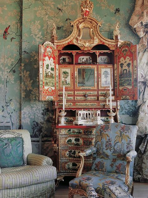 French Chinoiserie, Chinoiserie Decorating, Chinoiserie Style, Chinoiserie Wallpaper, Chinoiserie Chic, Deco Boheme, Beautiful Interiors, Floral Wallpaper, Chinoiserie