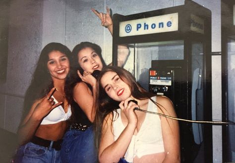 Photographie Portrait Inspiration, Phone Booth, Cute Friend Pictures, Bff Goals, 90s Aesthetic, Friend Goals, Youth Culture, Trik Fotografi, Best Friend Goals