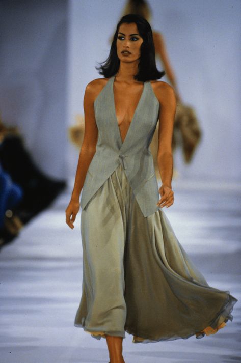 These 90s Runway Looks Will Inspire Your Spring Style | Visual Therapy Yasmeen Ghauri, Models 90s, 90s Runway, 90s Runway Fashion, Runway Fashion Couture, Vintage Runway, Original Supermodels, 90s Model, Design Moda