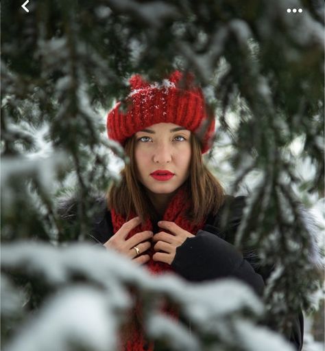 Photography Poses In Snow, Kashmir Winter Photography, Photoshoot In Snow Winter Photography, Winter Self Portrait Photography, Winter Portrait Photography Snow, Winter Christmas Photoshoot, Poses For Pictures Winter, Creative Winter Photoshoot, Winter Photo Poses