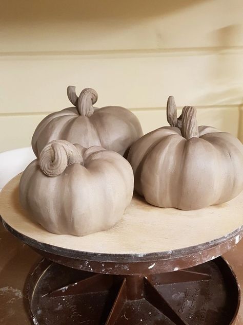 Fall Clay Sculptures, Pumpkin Pinch Pot, Diy Halloween Clay Ideas, Pinch Pot Pumpkins, Fall Clay Projects, Clay Pumpkin Diy, Autumn Clay Ideas, Ceramic Pumpkins Pottery, Mushroom Ceramics