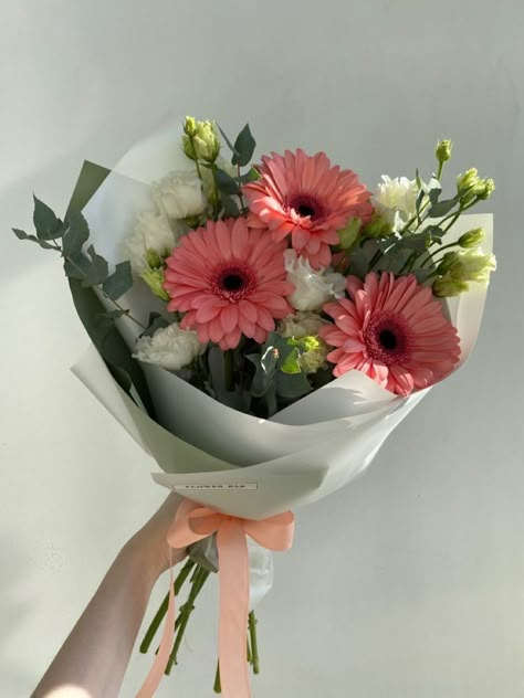 Basic Flower Bouquet, Cute Flower Bouquets Simple, Simple Bouquet Gift, Simple Flowers Bouquet, Small Flower Bouquet Gift, Gerbera Flower Bouquet, Easy Flower Bouquet, Graduation Flowers Bouquet, Small Floral Arrangements