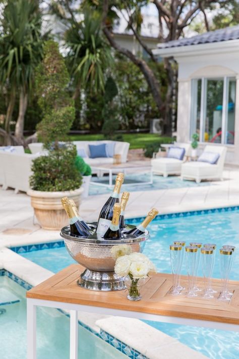 Pool Side Champagne Bar from Fashionable Hostess and Frontgate Silk Video, Luxury Pool Party, Poolside Drinks, Pool Side Bar, Pool House Decor, Fashionable Hostess, Pool Party Themes, Best Party Food, Bar Cart Styling