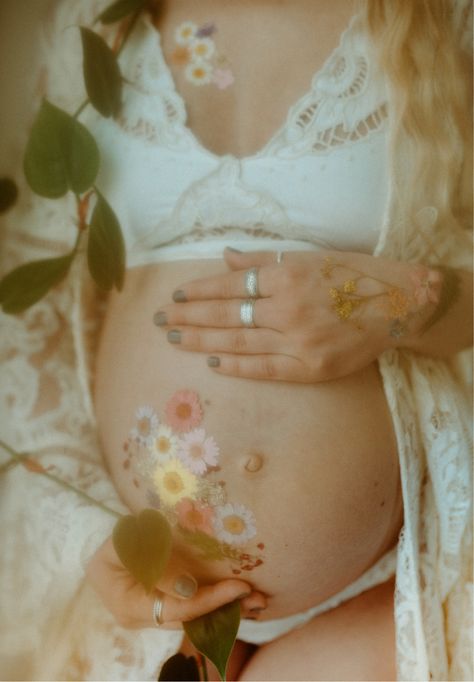 Vintage Maternity Photos, Baby Bump Pictures, Bump Pictures, Vintage Maternity, Pregnancy Pictures, Maternity Shoot, Newborn Photo, Baby Bump, Pregnancy Shoot