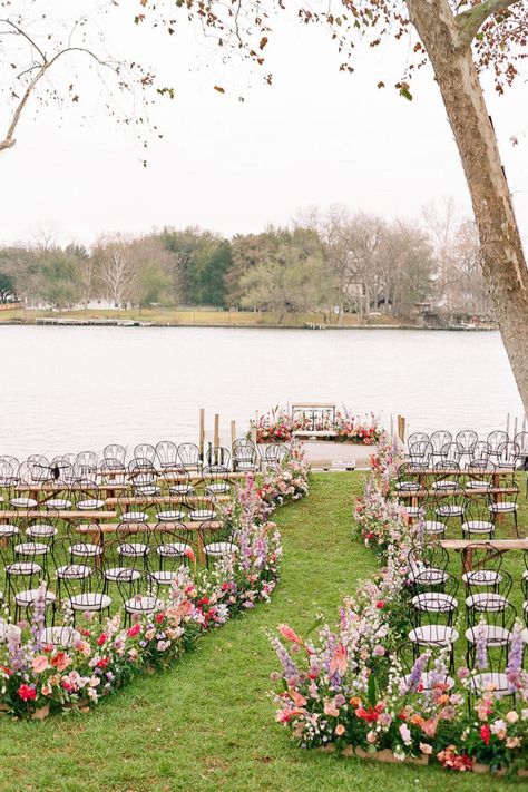 A winding flower aisle at this Texas lakeside wedding. Photo: @kellyhornberger Flower Aisle, Wedding Isles, February Wedding, Aisle Flowers, Lakeside Wedding, Future Wedding Plans, Garden Party Wedding, Lake Wedding, Wildflower Wedding