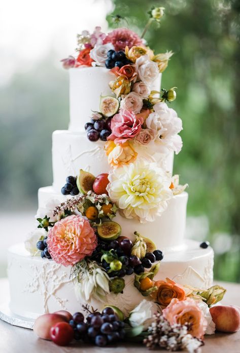 In addition to garden-fresh flowers, this wedding cake is also decorated with a bounty of seasonal fruits. Wedding Cake With Fresh Flowers, Wedding Cake With Flowers, Fruit Wedding Cake, Cake With Fresh Flowers, Cake With Flowers, Spring Wedding Cake, Pretty Wedding Cakes, Summer Wedding Cakes, Floral Wedding Cake