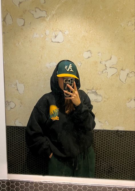 Mirror selfie inspo, mirror selfie, selfie inspo, street fashion, street style, streetwear, street wear, street style outfit, fashion inspo, women street style, fit check, fit inspo, fit inspiration, cool aesthetic, fashion aesthetic, cool outfit aesthetic, cool pic inspo, graphic hoodie, snapback, cool snapback Snapback Outfit Women, Fashion Inspo Women, Mirror Fit Check, Snapback Outfit, Inspi Outfit, Women Street Style, Cool Aesthetic, Aesthetic Cool, Selfie Inspo