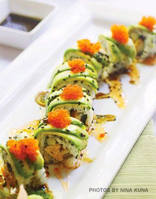 Green Dragon Roll Sushi Recipe: Maybe the best maki sushi you've ever tasted! Dragon Roll Recipe, Dragon Roll Sushi, Dragon Sushi, Maki Sushi, Sushi Roll Recipes, Sushi Recipe, Roll Sushi, Dragon Roll, Sushi Roll