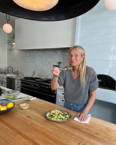 Gwyneth Paltrow Style, Cold Pressed Juice, Green Juice, Gwyneth Paltrow, Architectural Digest, Plant Based Diet, Organic Recipes, The Hamptons, Matcha