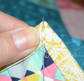 Machine Binding A Quilt, Sewing Mitered Corners, Quilt Binding Tutorial, Quilt Corners, Sewing Machine Quilting, Sewing Binding, Binding Tutorial, Straight Line Quilting, Sewing Crafts Tutorials