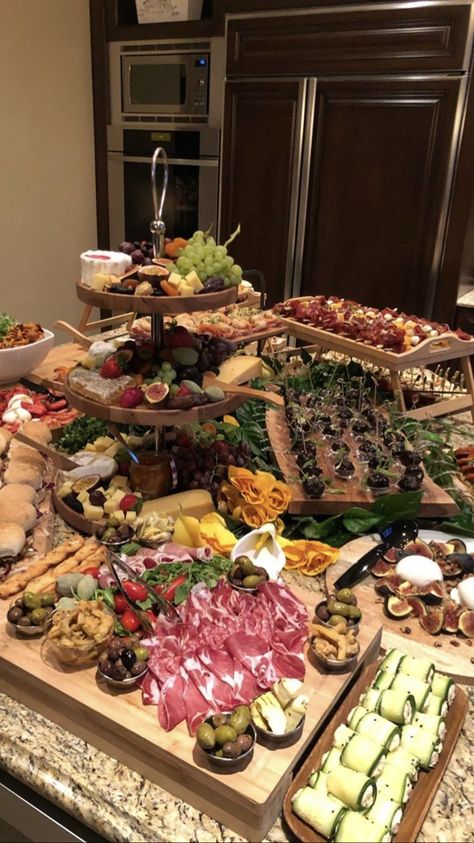 Aesthetic Party Appetizers, Big Dinner Party Food, Party Food Classy, Classy Dinner Food Ideas, Engagement Party Dinner Food, Extravagant Dinner Party, Classy Buffet Ideas, Fancy Anniversary Dinner, Fancy Wedding Food Dinners