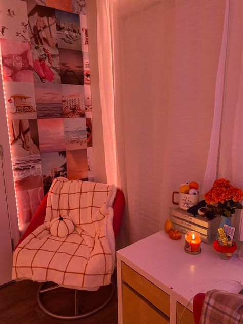 Katelyn Dewitt Room, Katelyn Dewitt Bedroom, Autumn Aesthetic Room Ideas, Aesthetic Autumn Room Decor, Pumpkin Room Decor, Fall Room, Fall Room Aesthetic Led Lights, Fall Decorated Bedroom Aesthetic, Fall Room Inspiration