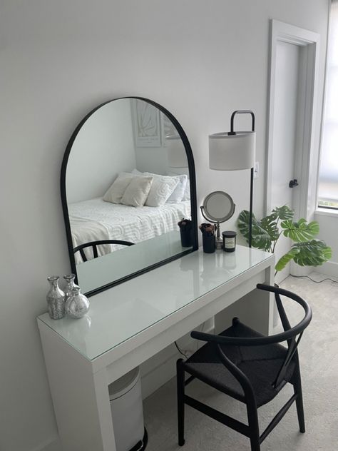 Aesthetic Room Black Furniture, Black And White Dressing Table, Black And White Makeup Room, Ikea Desk Makeup Vanity, Vanity Table Ideas Minimalist, Room Ideas White And Black, Minimal Vanity Ideas, Room Black And White Aesthetic, Bedroom Inspo Black And White