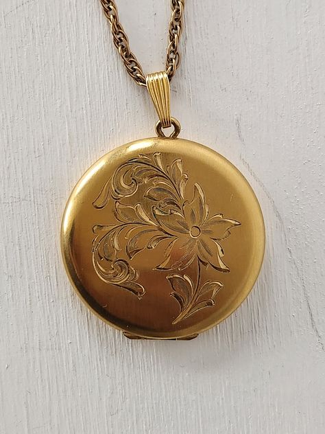 This vintage gold-filled locket with floral engraving, and bail is enchanting! This locket has a story to tell; the back is engraved with the name "Ellen 1969". ✂------ M E A S U R E M E N T S ------- best fit: n/a Locket width  inches necklace length:  inches tag/label: n/a material: gold condition: Very good vintage condition: There is wear and tarnish throughout the locket, chain, and clasp. See photos. ★ Free Shipping - Processing, packaging, and tracking are included for most U.S. orders an Vintage Locket Necklace Gold, Gold Locket Aesthetic, Golden Locket, Locket Chain, Floral Engraving, Locket Vintage, Locket Necklace Vintage, Engraved Locket, Vintage Locket