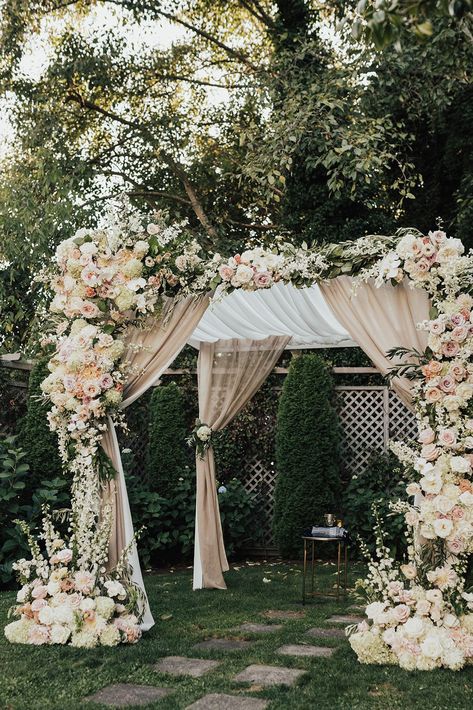 Wedding Huppa, Modern Chuppah, Wedding Chuppah Flowers, Huppah Wedding, Ceremony Tent, Chuppah Ideas, Chuppah Flowers, Wedding Backdrop Ideas, Wedding Pergola