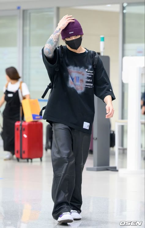 jungkook Jungkook Outfits, Jungkook Airport, Jungkook Style, Bts Airport, Airport Look, Jungkook Selca, Jungkook Aesthetic, Airport Fashion, Jungkook Cute