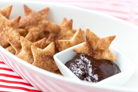 Oscar Food, Chocolate Dipping, Chocolate Dipping Sauce, Tv Food, Cheese Bites, Cake Ingredients, Cinnamon Sugar, Yummy Appetizers, Snack Time