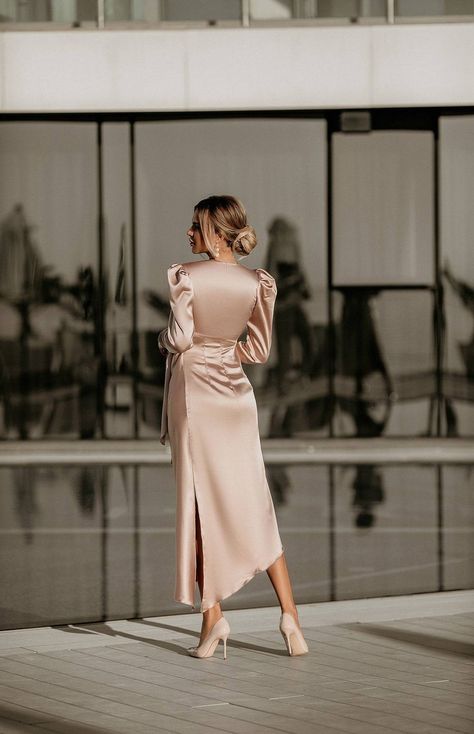 SilkAndSatin Braidsmaid Dresses, Dusty Pink Dresses, Wrap Dress Midi, Soiree Dress, Photographie Portrait Inspiration, Pink Wrap, Silk Dress Long, Classy Dress Outfits, Dress Dusty