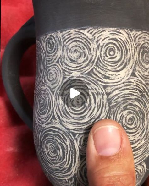 Juliette’s Wheelhouse on Instagram: "Working on some new swirly mugs. Here’s a little clip of how I make my messy little sgraffito swirls. It’s nice sometimes to break away from the very  tight and precise carving I do in my other designs and be able to loosely “sketch” with my @diamondcoretools L1 Diamond Stylus Tool. As you can see I’m barely putting any pressure on the tool because I don’t want a hard line. I’m sketching with it instead of carving. -
I use a white prismacolor pencil to sketch out the circles over the Amaco Velvet underglaze. My cup is still stiff leather hard. Enjoy!
-
-
-
-
-
#pottery #diamondcoretools #lagunaclay #bmix #howiamaco #pottersofinstagram #sgraffito #sgraffitocup #studiopottery #starrynightswirls #madeintexas #wheelthrown #functionalpottery #createmakeshare Black Clay Pottery Glazing Techniques, Sgraffito Technique Tutorials, Sgraffito Mug Designs, Underglaze Designs On Pottery, Underglazing Pottery, Sgraffito Designs Pattern, Scraffito Designs Simple, Pottery Corner, Velvet Underglaze