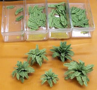 Miniature Crafts Diy How To Make, Miniature Ferns, Diy Miniatures Tutorials, Miniature Model Making, Miniature Crafts Diy, Diorama Tutorial, Diorama Diy, Doll House Miniatures, Miniature Flowers