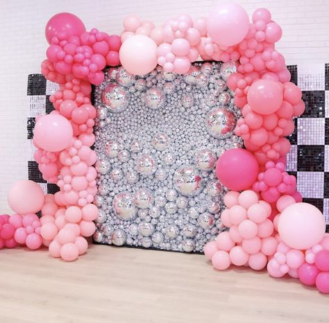 we LOVE this disco wall by @featheredfoxdesignsla on Instagram Diy Disco Ball, Disco Wall, Wild West Theme, Pastel Birthday, Glitter Balloons, Disco Theme, Shimmer Wall, Event Backdrop, Balloon Backdrop