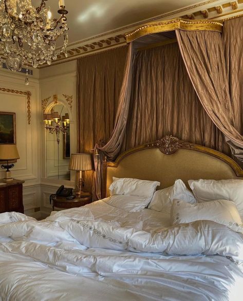 Hotel Bedroom Design, Old Money House, Luxury Hotel Room, Elegant Bedroom, Design Hotel, Bedroom Hotel, Dream House Interior, Bedroom Aesthetic, Luxurious Bedrooms