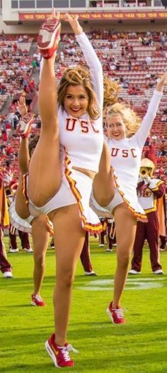 Cheerleading Picture Poses, Famous Cheerleaders, Cheerleading Photos, Gymnastics Dance, Cheerleading Pictures, Cute Cheerleaders, Football Cheerleaders, Cheerleader Girl, Cheerleading Outfits