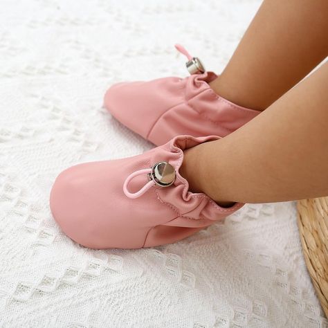 Felt Baby Shoes, Kids Clothes Diy, Elastic Boots, Baby Shopping, Clean Heart, Solids For Baby, Baby Shoe Sizes, Felt Baby, Soft Feeling