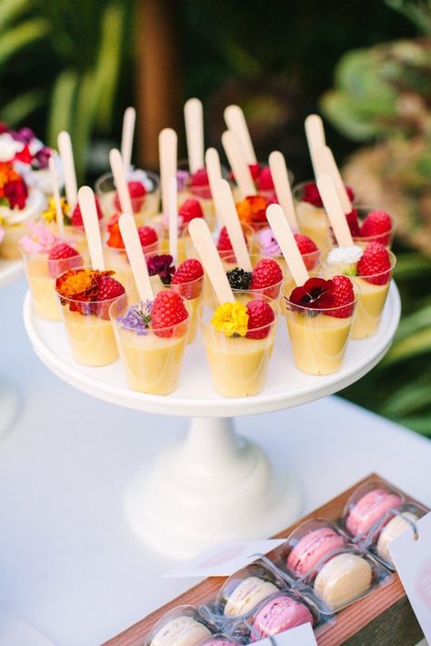 Bridal shower dessert idea - edible flower desserts for a bridal shower picnic or garden party {Courtesy of Brit + Co} Bridal Party Foods, Diy Garden Party, Garden Party Recipes, Flower Desserts, Garden Party Bridal Shower, Bridal Shower Desserts, Desserts Ideas, Easy Sweets, Diy Terrarium