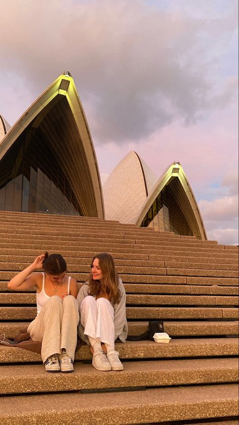 Sydney Student Life, Australia Aesthetic Sydney, Sydney Girl Aesthetic, Sydney Picture Ideas, Sydney Australia Travel Aesthetic, Gap Year Travel Aesthetic, Australia Gap Year, Australia Photo Ideas, Sydney Photo Ideas