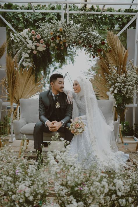 Posing Atas Pelamin, Pose Pengantin Di Pelaminan, Pelamin Pose, Posing Pelamin, Pose Foto Pernikahan, Wedding Akad, Muslim Wedding Photos, Pose Wedding, Bridesmaid Poses