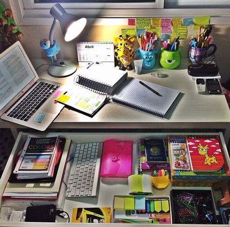 Desk Organization College, College Desk, College Organization, Study Organization, College Study, College Hacks, Studying Inspo, Study Hard, Study Time