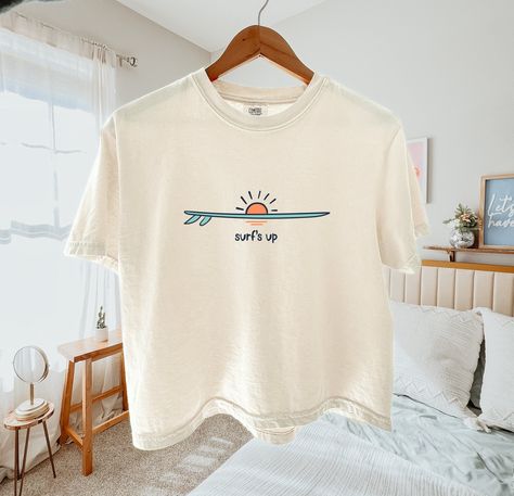 Please read description before purchasing. 100% cotton Comfort Color brand shirts. This is the cropped boxy tee style. Cute surf board and sun tee. Customize it with any text you would like or with no text at all. Printed with water-based ink. Please note, for an oversized look, we suggest to size up 1-3 sizes depending on how oversized you would like it. These shirts run like standard unisex tees. Please see size chart. We are hooked on the soft vintage feel of Comfort Colors brand shirts and w Surfing T Shirt, Vintage Surf Shirt, Cute Tshirts Women, Cute Shirt Designs Vinyl, Cute Shirts Aesthetic, T-shirt Designs, Aesthetic Stuff To Buy, T Shirt Stripes, Minimalist T Shirt Design